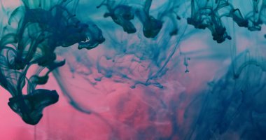 Su altı dumanı. Yüzen boya. Pembe mavi gri boya damla renk sıvısı pigmenti çözer. Sanat kimyasal sıçrama soyut bulanık arkaplan.