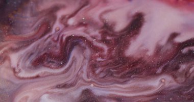 Yağ sıvısı. Boya sanatı. Odaklanmamış mor bronz renk ıslak lekeler sıvı soyut yaratıcı akrilik arka planda yayılıyor.