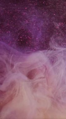 Dikey video. Soyut duman. Rüya bulutu. Odaklanmamış mor renkli sisli boya mürekkep buharı pırıl pırıl sanat arka planında ışıl ışıl parlıyor..