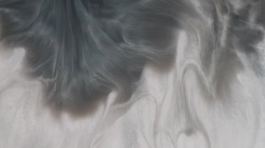 Boya lekesi. Mürekkep akışı. Beyaz diş minesine gri emülsiyon bulanık akarsu grunge dökülmüş. Mistik kirli akrilik arka plan karışımı erimiş boya sıvısı.