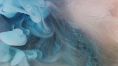 Bulut dalgası. Boya buharı. Odaklanmamış mavi renkli ruhani sis parıltılı su dumanı soyut sanat arka planında yüzüyor..