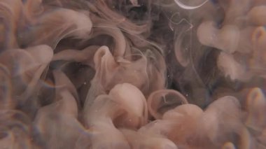 Sis karışımı. Boya karışımı. Bulanık mor renkli su mürekkebi. Kimyasal buhar sıvısı. Soyut siyah sanat arka planında büyüyor..