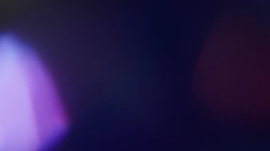 Parlak ışık. Bulanık parıltı. Odaklanmamış mor eflatun rengi flaş desen soyut siyah sanat arka planında yanıp sönüyor..