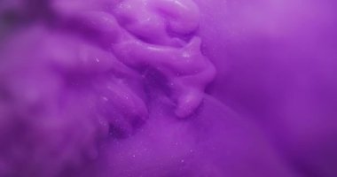 Bulut karışımı. Mürekkep sıvısı. Odaklanmamış mor renkli duman dalgası soyut yaratıcı eflatun arkaplana yayılıyor.
