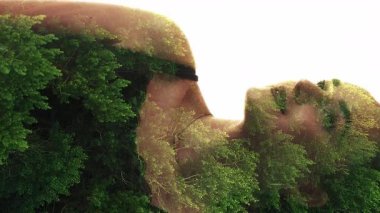 Dikey video. Doğal siluet. Güzellik bakımı. Organik kozmetoloji. Mutlu yeşil ormanda çifte pozlama. Kendine güvenen bir kadın yüzü beyazın üzerinde izole bir şekilde duruyor..