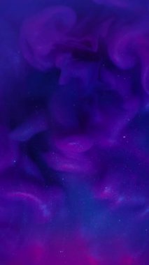 Dikey video. Parıltı yayılıyor. Duman patladı. Mor mor neon sis sanat sıvısında akıyor. Fantezi boyası soyut su kemeri bulanıklığı.