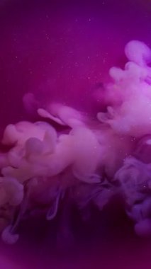 Dikey video. Köpüklü sıvı. Sis boyası. Parlak toz pembe beyaz kıvrımlı neon püskürtülü su patlaması. Yuvarlak renk parıltısı soyut bulanık arkaplan .