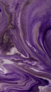 Dikey video. Mermer akışı. Akrilik karışımı. Bulanık mor gri parıldayan parçacıklar jel emülsiyonunda akan boya girdaplar fantezi sanat soyut arka plan.