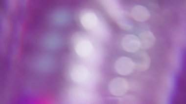 Renkli bir parıltı. Bulanık şafak parlıyor. Soyut ışık kristal arka planda sönük mor gökkuşağı spektrumu yanıp sönen mercek.