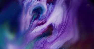 Boya dök. Bulanık parıltı dokusu. Soyut siyah sanat arka planında çözünmüş mor, beyaz, yeşil renkli, parlak su..