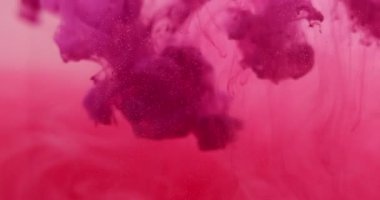 Duman sıvısı. Boya karışımı. Renk karışımı girdaplı sanat suyu damlası. Odaklanamayan pigment dağılımı. Soyut pembe sıvı doku arkaplanı.