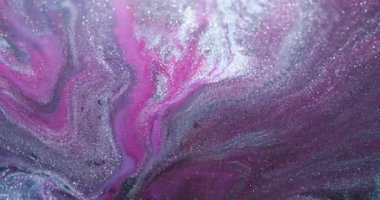 Akan dalga. Parıldayan sıvı. Soyut mermer arkaplana yayılan parlak damlacıklar..