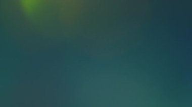 Sinema geçişi. Retro ışını bulanıklığı. Odaksız, eski, sinematik yansıma efekti. Gece ışığı nostaljik soyut arkaplanı aydınlatıyor.