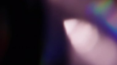 İşaret fişeği. Bulanık ışın arkaplanı. Odaklanmamış mavi yeşil gökkuşağı spektrumu kaleydoskop soyut sanatta parıldıyor.