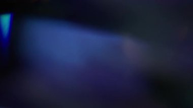 Işıl ışıl. Bulanık ışık büyüsü. Odaklanmamış sarı mavi renk titreşimli desen spektrum gökkuşağı soyut koyu siyah arkaplan.