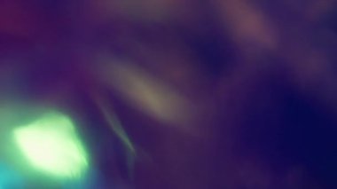 Fişekler bulanıklaşıyor. Neon dağılımlı gradyan. Menekşe mavisi arka planda parlayan ışınlar. Gece renkli soyut fantezi kırılma optik efekti örtüyor.