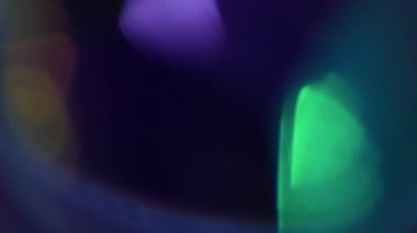 Işık efekti. Bulanık parlak yuvarlak. Odaklanmamış mor yeşil kıvılcım kıvılcımlı çerçeve ışığı soyut bokeh koyu siyah sanat arka planında yüzüyor..