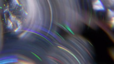 Sızdıran prizma. Bulanık işaret ışığı. Odaklanmamış yeşil turuncu lens soyut koyu siyah arkaplan üzerindeki yansıma spektrum ışığı.