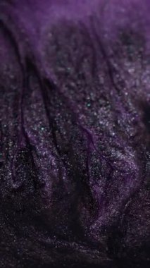 Dikey video. Mürekkep akışı. Sıvı damlası. Gri, siyah boya akışı soyut, parıldayan arka plan sıvısı yüzeyi. Koyu renk sprey karışımı çözülmüş serpinti..