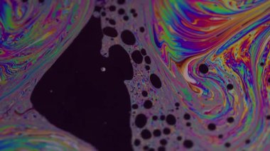 Benzin karışımı. Petrol soyutlaması. Odaklanmamış yeşil mavi renkli damla mürekkep rengi yaratıcı pembe arka planda yüzüyor..