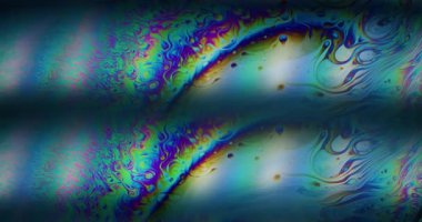 Benzin sıvısı bulanıklığı. Yüzen mürekkep. Siyah arka planda çift renkli sıvı çizgili yağ girdabı. Mercek prizması soyut mavi gradyan parıltısı.