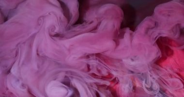 Boya dumanı. Bulanık buhar dokusu. Soyut sanat üzerine odaksız pembe renkli patlama bulutu duman tozu koyu siyah arkaplan.