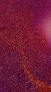 Dikey video. Işıldayan sıvı. Barut akışı. Mürekkep sanatı sıvısı renk karışımı soyut arkaplan. Mor kırmızı turuncu kum.