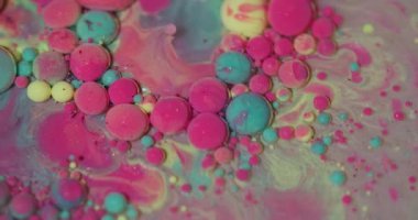 Yağ damlası. Sıvı arka plan. Mermer su yuvarlak dokusunda pembe mavi mürekkep yaratıcı sanat soyutlamasında akıyor..