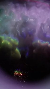 Dikey video. Yanardöner dalga. Gökkuşağı dumanı. Parlak patlama mürekkebi soyut arka planda parıldıyor. Mor mor gümüş bulanık lens.