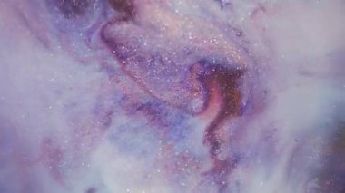 Parlak pigment. Odaklanmamış mürekkep yayılmış. Bulanık ıslak dokuda mor beyaz pigment dökülmüş. Renkli soyut sızıntı girdap arkaplanı.