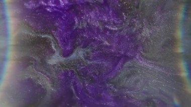 Akrilik yayılmış. Parlak bulanık boya. Prizma lens çerçeveli ışıkta mor gri emülsiyon karışımı. Odaklanamayan mor renk soyut arkaplan üzerine girdap akışı.