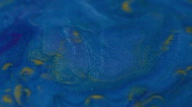 Mürekkep akışı. Boya dökülmüş. Odaklanmamış mavi renkli parlak doku soyut yaratıcı sanat arka planında yüzen akrilik sıvıyı bırak.