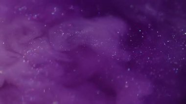 Pırıl pırıl. Mürekkep bulanıklığı dalgası. Mor menekşe metalik toz sanat sisi suyu. Odaklanmamış parlak akış sıçrama renk soyut arkaplan.