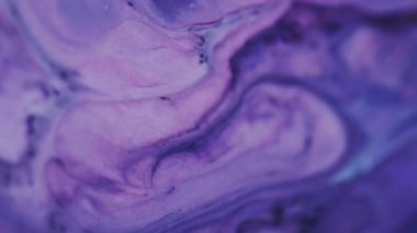 Kozmetik mor boya. Çözülmüş mermer dokusu. Pürüzsüz, pırıl pırıl bulutların karışımı bulanık, aydınlık, modern arka planı açıyor..