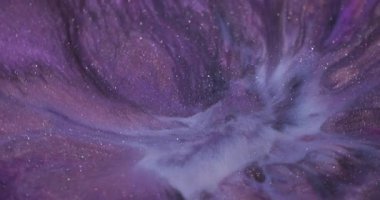 Dökme mürekkebi. Parlak sıvı. Soyut yaratıcı arka planda yüzen odaksız mor mavi renk sim deseni ıslak parçacıklar.