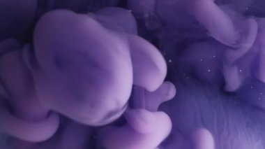 Duman parıltısı. Renk sıçraması. Odaklanmamış mavi boya dokusu kimyasal bulut sıvısı akışı soyut sanat yaratıcılığı arka planında dönüyor..