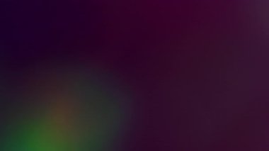 İşaret fişeği. Odaklanamayan ışık sızıntısı. Koyu arkaplanda parlayan renkli ışınlar. Gece ışını nostaljik soyut kırılma efektini örtüyor.