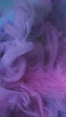 Dikey video. Sis. Harika boya suyu. Odaklanmamış pembe renkli duman bulutu soyut sanat desenli arkaplana mürekkep dokusu sıçratır.