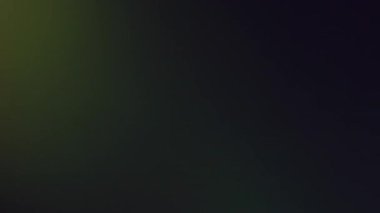 Bulanık parlaklık. Yumuşak ışık örtüsü. Eski sinematik yansıma efekti. Gece ışığı yeşil parlama hareketi soyut siyah arkaplan.