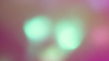 Dereceli yansıma. Disko sızıntısı bulanık. Pembe yanıp sönen prizma parlayan ışıltıyı dağıttı. Şenlikli soyut parlak arkaplan.