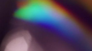 Işıl ışıl. Bulanık ışık huzmesi. Soyut Bokeh koyu siyah arkaplan üzerinde odaklanmış kırmızı yeşil renkli işaret fişeği kıvılcımı ışık deseni tayfı.