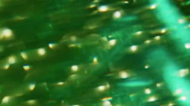 Geometrik arkaplan. Odaklanamayan şenlik parıltısı. Bulanık modern arkaplanda Bokeh ışığı ile yeşil sarı mavi renk uçuşuyor.