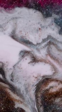 Dikey video. Renkli akış. Köpüklü boya. Dalgalı dekoratif mermer sim parçacıkları sanat yüzeyi. Beyaz pembe, gri, kaotik, soyut arkaplan.