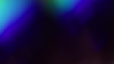 Gökkuşağı parıltısı. Bulanık yanardöner parlama. Odaklanmamış mavi, kırmızı, kıvılcım saçan ışık desenli lens soyut, koyu, siyah arka planda yanıp sönüyor..