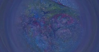 Odaklanmamış sıçrama karışımı. Renk sıvısı. Bulanık mavi yeşil yuvarlak desenli sim damlacıkları soyut yaratıcı akrilik arka planda yüzer.