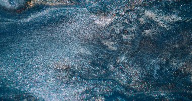 Akış akışı. Mürekkep simleri. Odaklanmamış mavi gümüş rengi, ışıldayan damlalar soyut akrilik sanat arka planına dökülen parlak su..