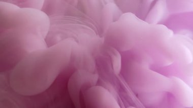 Parıltılı sis. Sanat mürekkebi. Odaklanmamış pembe renk boya sıvı duman dokusu sıvı akışı ruhani soyut su üzerinde hareket ediyor..
