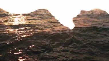 Dikey video. Su silueti. Doğa enerjisi. İç huzuru. Rahatlamış kadın profilinde çift pozlu gün batımı dalgaları beyaz üzerine izole edilmiş..