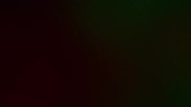 Bulanık parlaklık. Sinema geçişi. Odaklanamayan eski renkli sinematik yansıma efekti. Gece ışınları soyut arkaplanı aydınlatır.