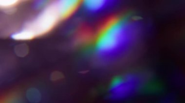 Gökkuşağı parıltısı. Görüntü sızıntısı parlıyor. Odaklanmamış mavi, yeşil, renkli, parlak, soyut sanat, koyu siyah arka planda yanıp sönen ışıklar..